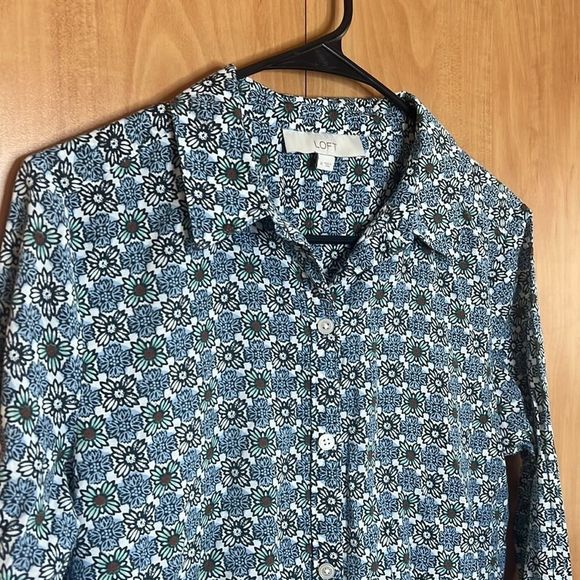 Loft Medium Button down long sleeve blouse. Blue, white and green floral print - Picture 2 of 7